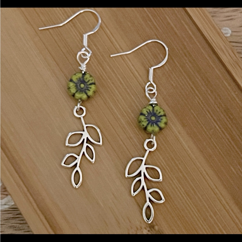 New Pretty Fall Green Czech Glass Flower Silver Leaf Earrings 11$